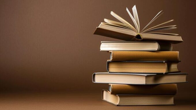 44280984-empiler-de-livres-sur-une-marron-contexte-concept-pour-monde-livre-journee-photo.jpg